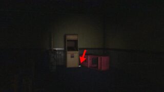 Screenshot from Scary Shawarma Kiosk The Anomaly Paulie Parmesan event. It shows the location of the fuse, hidden between two arcade cabinets. It is marked with a red arrow. 